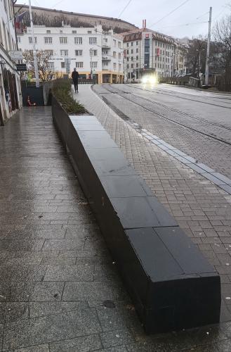 Náhľad pre Múrik s kvetmi na Kapucínskej ulici - Bratislava