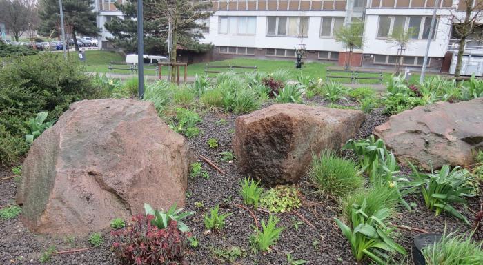 Náhľad pre Bloky kameňa pred Obchodným centrom Polus - Bratislava
