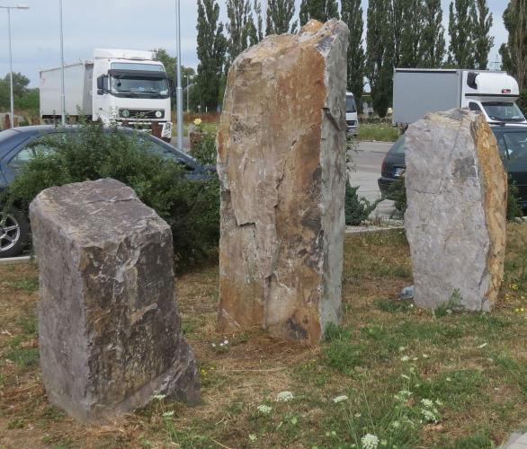 Náhľad pre Bloky kameňa na parkovisku - Šulekovo