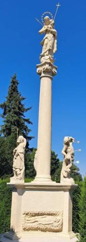 Náhľad pre Súsošie Panny Márie s dieťaťom pri kostole - Hlohovec