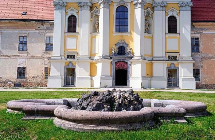 Náhľad pre Fontána pred Jasovským kláštorom - Jasov